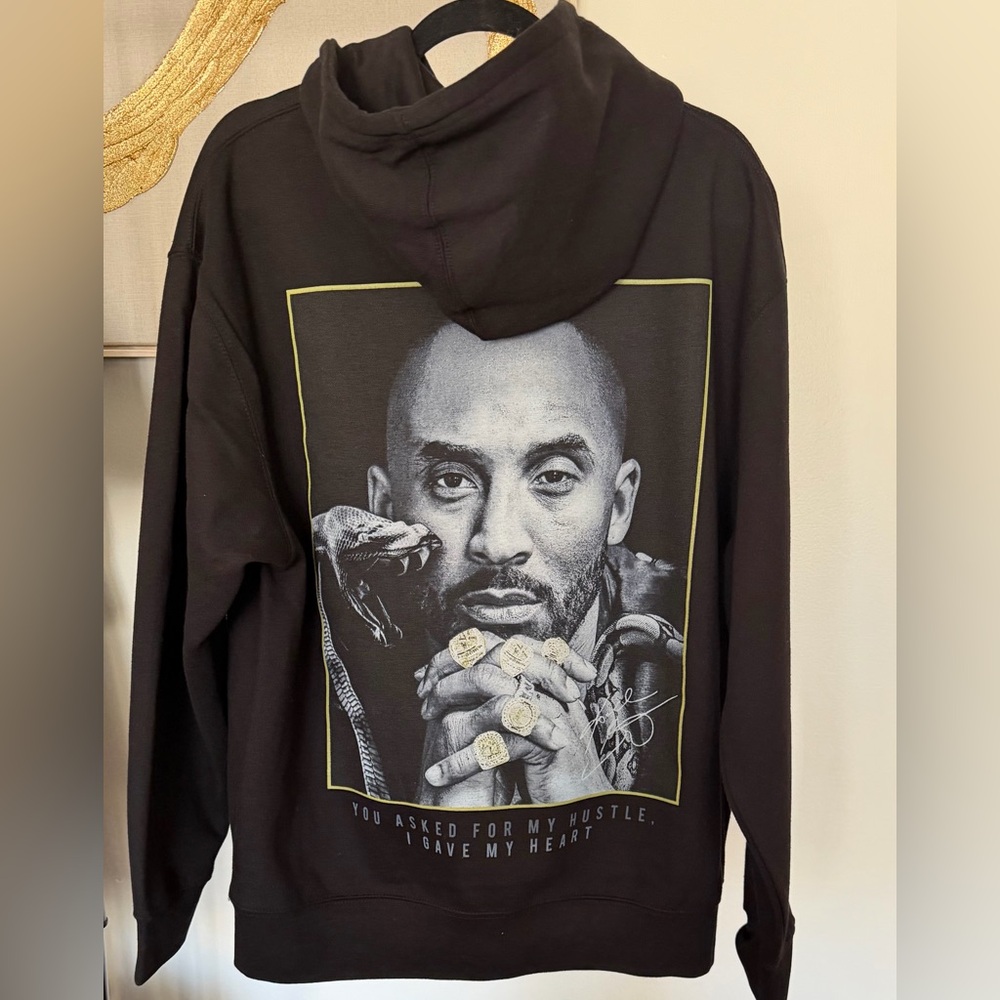 NWOT Mens’s Black Graphic Kobe Hoodie Sweatshirt Size Large - Picture 1 of 2